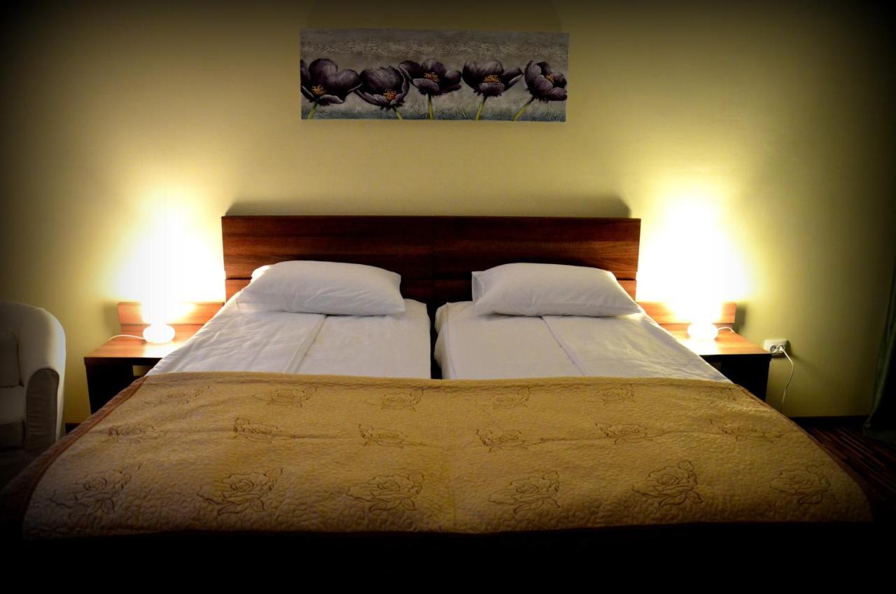 Cazare La Troita Hotel Codlea Ngoại thất bức ảnh