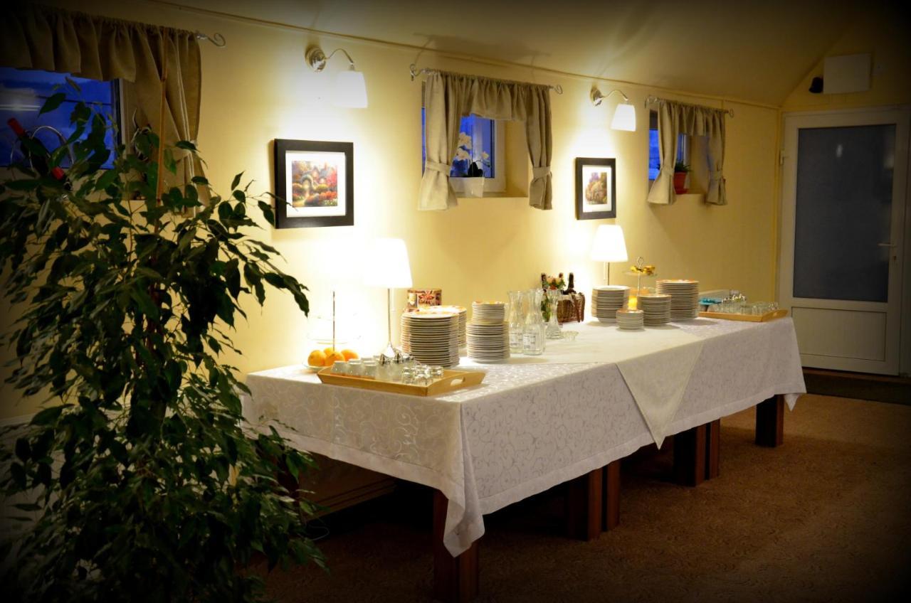 Cazare La Troita Hotel Codlea Ngoại thất bức ảnh