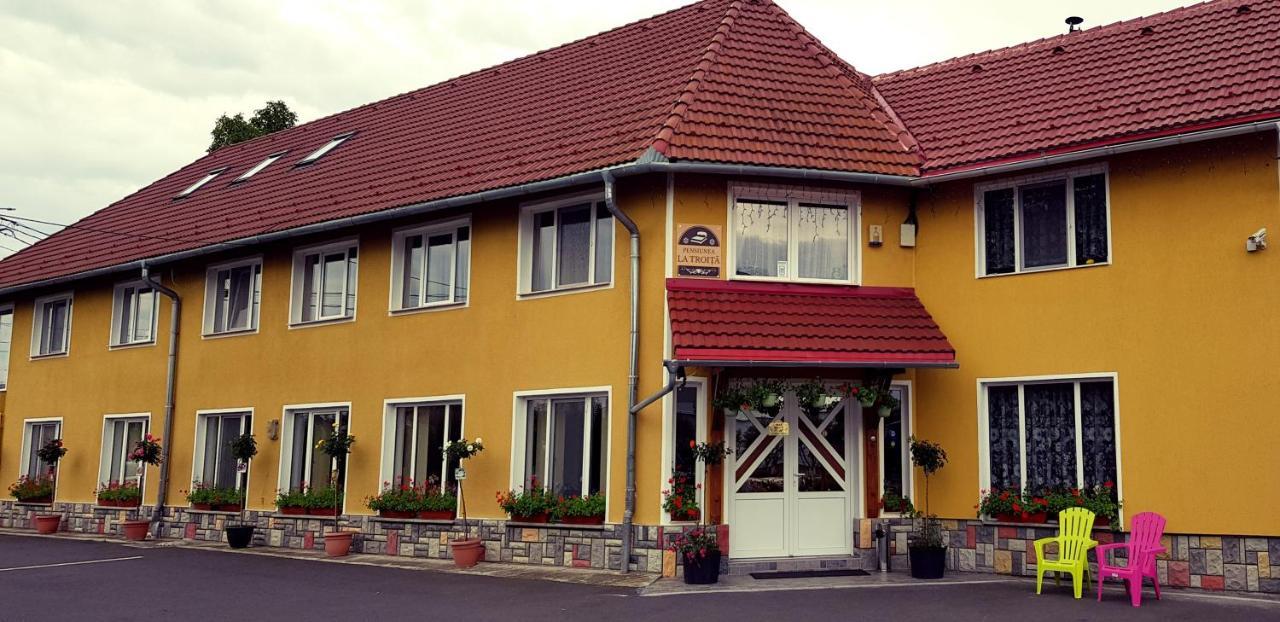 Cazare La Troita Hotel Codlea Ngoại thất bức ảnh